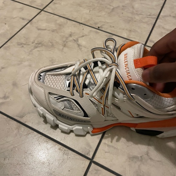 All luh dirty got a luh scuffs in the back of shoe - Picture 6 of 11